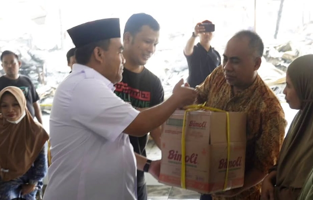 Bupati Blora Arief Rohman, saat tinjau lokasi kebakaran sekaligus berikan bantuan kepada korban terdampak kebakaran pasar Induk Cepu Blora. (Dok.Ist)