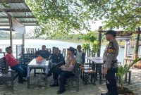 Anggota Polsek Karanganyar Polres Demak, saat patroli obyek wisata Degega.