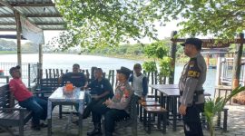 Anggota Polsek Karanganyar Polres Demak, saat patroli obyek wisata Degega.