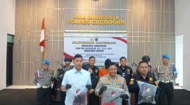 Kapolres Grobogan AKBP Ike Yulianto Wicaksono, didampingi Kasat Reskrim Polres Grobogan AKP Agung Joko Haryono, saat ungkap kasus pembunuhan di Desa Toko, Kec. Penawangan, Kab. Grobogan. (Dok.Ist)