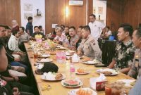 Kapolres Grobogan AKBP Ike Yulianto Wicaksono, bersama jajarannya, saat melakukan mediasi antar suporter Persipur Purwodadi pasca bentrok.