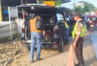 Mobil Avanza hitam yang dikendarai korban. 