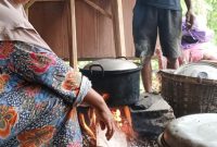 Seorang warga Desa Jetis, Kec. Karangrayung, Kab. Grobogan, gunakan kayu bakar untuk memasak. (Foto.Ist)