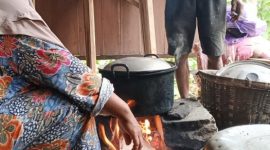Seorang warga Desa Jetis, Kec. Karangrayung, Kab. Grobogan, gunakan kayu bakar untuk memasak. (Foto.Ist)