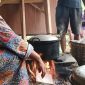 Seorang warga Desa Jetis, Kec. Karangrayung, Kab. Grobogan, gunakan kayu bakar untuk memasak. (Foto.Ist)