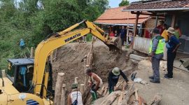 Alat berat diturunkan mengantisipasi longsor susulan, dengan membuat turap kayu. (Dok.Ist) 