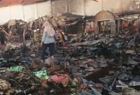 Foto: puing-puing sisa kebakaran kios di pasar Karanggede, Boyolali.