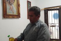 Johanes Krisnantoro Ketua Komite Advokasi Hukum Nasional Indonesia (KANNI) Polri Kota Semarang, saat cek kemasan minyak goreng 'Emas Kita' di lokasi. (Dik.Ist)