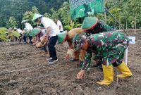 Penanaman serentak bersama LMDH KPH Randublatung, Kepala Dinas Pertanian Blora, Administratur KPH Randublatung, Kapolsek Randublatung, Kepala PN Blora, Dandim 0721/Blora, Bupati Blora, Kadivre Jawa Tengah, Kapolres Blora, Kajari Blora, Camat Randublatung, Danyon 410 Blora, Kepala CDK Blora, Danramil Randubaltung. (Dok. Ist)