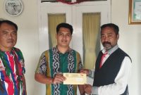 Foto: dari kiri Bambang Supratikno Ketua BPAN LAI Jepara, pegawai DKK, dan Ketua BPAN LAI Kudus Hartono, saat memberikan surat teguran ke 2 atau somasi kepada Kepala Dinas Kesehatan Kabupaten (DKK) Jepara. (Dok.Ist)