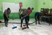 Poto: Satlantas Polres Kudus, saat bersih-bersih lumpur di SMK NU Ma'arif 3 Kudus.