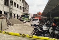 Lokasi jatuhnya para pekerja ditandai garis polisi. (Dok. Ist)