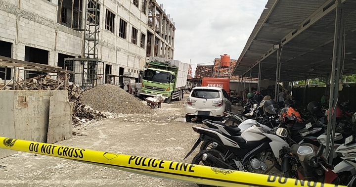 Lokasi jatuhnya para pekerja ditandai garis polisi. (Dok. Ist)