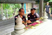 Foto: Kepala Komdigi Grobogan Walad didampingi Ketua Panitia HPN Sirojul Munir saat tabur bunga di makam Bupati Sunarto. (Dok. Ist)