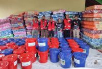 PMI Kabupaten Grobogan saat menyalurkan bantuan kepada korban terdampak banjir bandang.