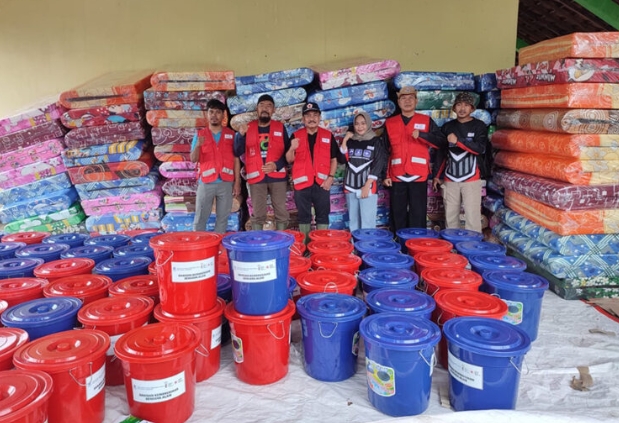 PMI Kabupaten Grobogan saat menyalurkan bantuan kepada korban terdampak banjir bandang.