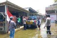 Foto: Polsek Karangtengah Polres Demak, saat menyalurkan bantuan korban banjir di Desa Rejosari