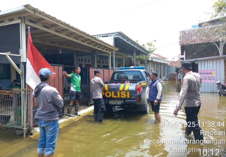 Foto: Polsek Karangtengah Polres Demak, saat menyalurkan bantuan korban banjir di Desa Rejosari