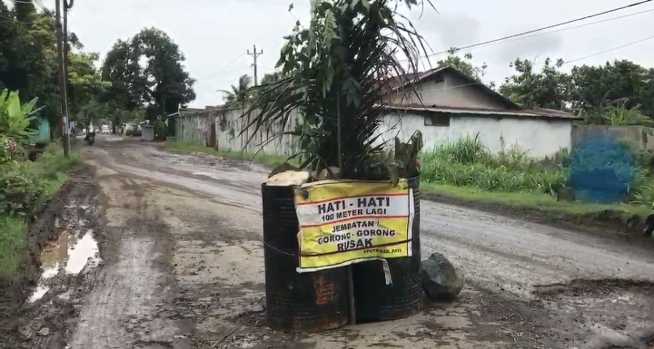 Foto: Jalan dan jembatan yang menghubungkan dua desa rusak parah.