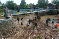 Anggota Koramil Kayen, saat bersihkan sungai Tambak Winong dari sampah yang menyumbat. (Dok. ist)