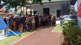 Foto: Gerakan Petani Pundenrejo, saat berkumpul memprotes perpanjangan izin sewa PG Pakis. (Dok. Ist)