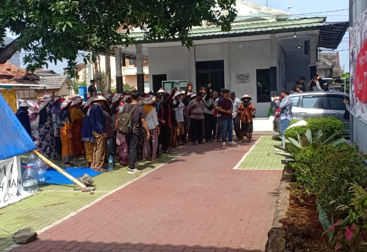 Foto: Gerakan Petani Pundenrejo, saat berkumpul memprotes perpanjangan izin sewa PG Pakis. (Dok. Ist)
