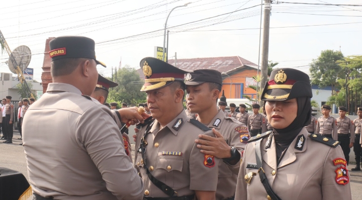Foto: Suasana upacara serah terima jabatan Wakapolres, Kabag SDM, dan Kabag Log Polres Blora di Halaman Depan Mapolres, Kamis (2025).