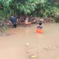 Foto: Pencarian Sudjatmin, seorang lansia yang diduga tenggelam di sungai. Dari mulai BPBD Kudus, Polsek dan Koramil, hingga Squad Macan Tutul Korwil Gebog turut melakukan pencarian. (Foto:Fzn)