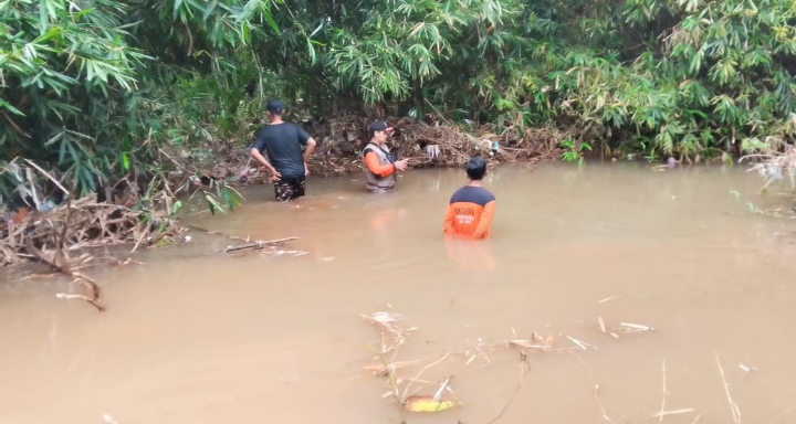 Foto: Pencarian Sudjatmin, seorang lansia yang diduga tenggelam di sungai. Dari mulai BPBD Kudus, Polsek dan Koramil, hingga Squad Macan Tutul Korwil Gebog turut melakukan pencarian. (Foto:Fzn)