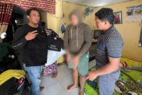 Foto: Pelaku saat diamankan petugas Polres Grobogan di kediamannya. 