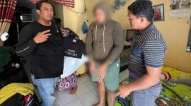 Foto: Pelaku saat diamankan petugas Polres Grobogan di kediamannya. 