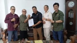 Foto: Kol. Pur. Catur Puji Santoso, SE, MM, secara simbolis serahkan SK Korwil Jawa Tengah dan DIY.