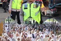 Foto: Polres Grobogan bersama jamaah pengajian peserta haul akbar Al-Khidmah 2025. (Dok. ist)