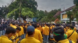Foto: Ratusan mahasiswa Untidar Unjukrasa di depan rektorat Untidar. 