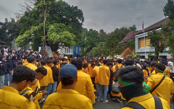 Foto: Ratusan mahasiswa Untidar Unjukrasa di depan rektorat Untidar. 