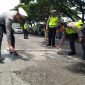 Foto: Personel Polres Demak, saat memberikan tanda cat jalan berlubang Jalan Pantura KM 31+200 Semarang-Kudus Desa Bolo Kecamatan Demak Kabupaten Demak. (Dok. Ist)