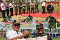 Foto kolase: Kegiatan TMMD Sengkuyung I Tahun Anggaran 2025 resmi dibuka. Nampak Pj Bupati Sujarwanto berpose bersama Dandim Pati Letkol Inf. Joung Saragi. (Dik. Ist)