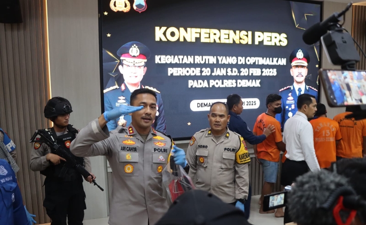 Foto: Kapolres Demak AKBP Ari Cahya Nugraha, saat ungkap kasus cipta kondisi jelang Ramadhan. (Dok. Ist)