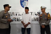 Foto: Permintaan maaf Harmadi usai lawan arus di exit tol Demak, sekaligus diberikan tilang oleh petugas Satlantas Polres Demak. (Dok. Ist) 