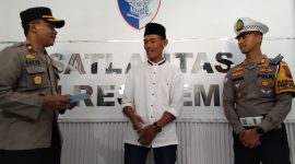 Foto: Permintaan maaf Harmadi usai lawan arus di exit tol Demak, sekaligus diberikan tilang oleh petugas Satlantas Polres Demak. (Dok. Ist) 