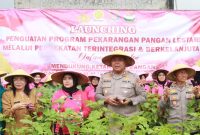 Foto: Kapolres Blora AKBP Wawan Andi Susanto, didampingi Ketua Bhayangkari Cabang Blora Nyonya Retno, saat launching Penguatan Program Pekarangan Pangan Lestari. (Dok. Ist)