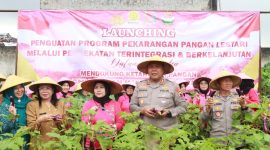 Foto: Kapolres Blora AKBP Wawan Andi Susanto, didampingi Ketua Bhayangkari Cabang Blora Nyonya Retno, saat launching Penguatan Program Pekarangan Pangan Lestari. (Dok. Ist)