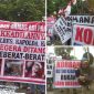 Foto: Ratusan warga Sukolilo Pati saat Demo di Polresta Pati.