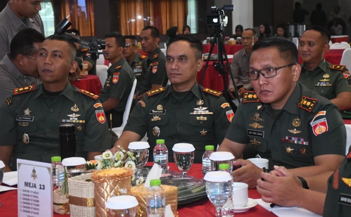 Foto: Dandim Pati, Letkol Inf. Jon Young Saragi (kanan), saat mengikuti rapim 2025 di Semarang.