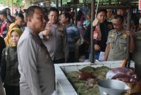 Foto: Polres Blora bersama Dinas Perdagangan dan Koperasi Saat kegiatan operasi pasar tradisional Sidomakmur. (Dok. Ist)