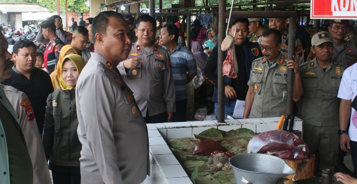 Foto: Polres Blora bersama Dinas Perdagangan dan Koperasi Saat kegiatan operasi pasar tradisional Sidomakmur. (Dok. Ist)