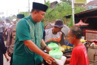 Foto: Kapolres Blora AKBP Wawan Andi Susanto, saat memberikan bantuan sosial berupa sembako dan Takjil berbuka puasa. (Dok. Ist)