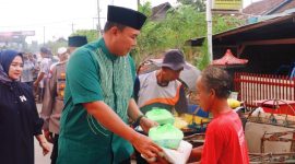 Foto: Kapolres Blora AKBP Wawan Andi Susanto, saat memberikan bantuan sosial berupa sembako dan Takjil berbuka puasa. (Dok. Ist)
