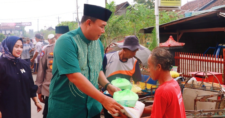 Foto: Kapolres Blora AKBP Wawan Andi Susanto, saat memberikan bantuan sosial berupa sembako dan Takjil berbuka puasa. (Dok. Ist)
