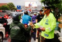 Foto: Kapolrestabes Semarang Kombes Pol M Syahduddi, saat membagikan takjil kepada pengguna jalan di Simpang Lima Semarang. (Dok Ist)